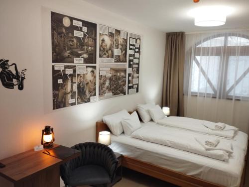 a bedroom with a bed and a desk and a desk sidx sidx sidx at Régi Posta Hotel és Étterem in Debrecen
