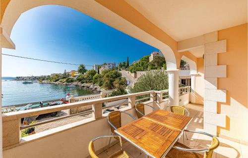 2 Bedroom Beautiful Apartment In Okrug Gornji