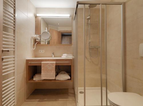 W łazience znajduje się prysznic, umywalka i toaleta. w obiekcie Hotel Venetblick w mieście Jerzens