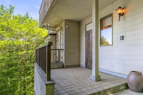 a front porch of a house with a door at 雲海坊 in Kannami