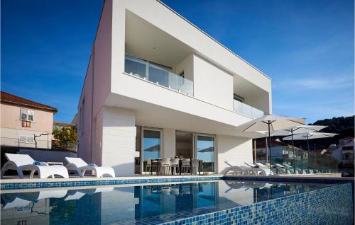 Beautiful Home In Trogir With Sauna