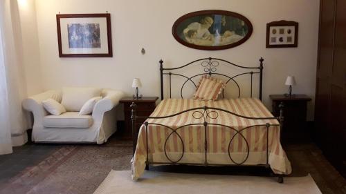 アーチ・カステッロにあるAntico Ormeggioのベッドルーム1室(ベッド1台、椅子付)