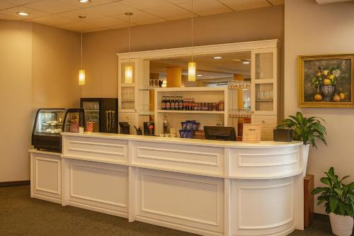 Ośrodek Wczasowy Mega - pokoje przy promenadzie في كولوبرزيغ: بار في مطعم مع كونتر أبيض