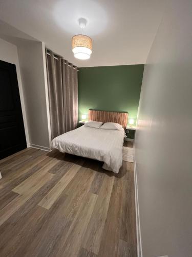 une chambre avec un lit et un mur végétal dans l'établissement La parenthèse au pied du lac, à Lacanau