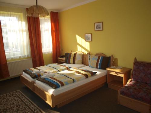 1 dormitorio con 1 cama, 1 sofá y 1 silla en Gasthof zur Schweiz, en Jena