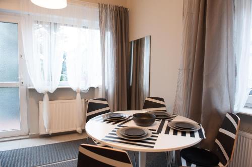 comedor con mesa y sillas en Duplex Apartament Bałuty, en Łódź