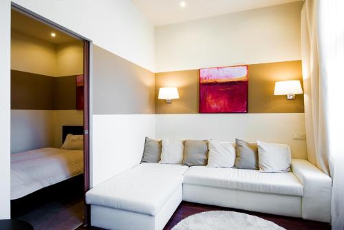 ブダペストにあるLittle Boss Apartmentのリビングルーム(白いソファ、ベッド付)
