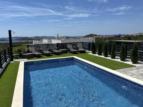 ein Swimmingpool auf dem Dach eines Hauses in der Unterkunft Villa Ocean View2,Vollausstattung,Pool,Meerblick,Top-Lage in Razvala