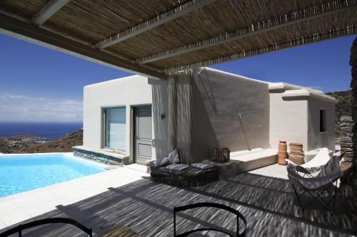 Cette villa dispose d'une piscine et d'une terrasse. dans l'établissement Villa Orso Blue II, à Ioulída