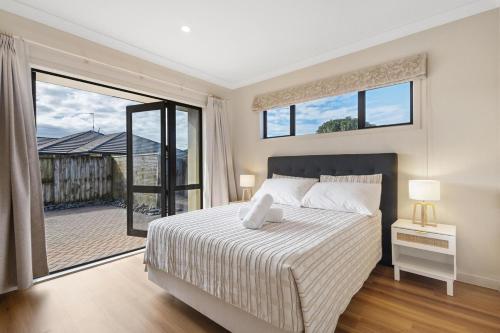 Una cama o camas en una habitación de Spacious Family Oasis