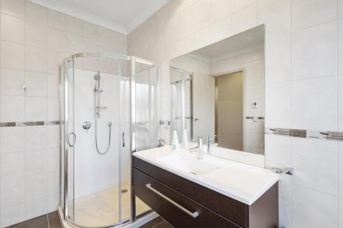 Un baño de Spacious Family Oasis