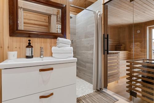 un baño con lavabo y ducha en Trysilfjell 25 by Vacation Trysil, en Trysil