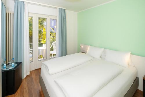 Postel nebo postele na pokoji v ubytování Hotel Garni dei fiori