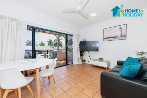 Televisyen dan/atau pusat hiburan di Coastal Breeze Apartment - Steps Away from City Stadium & Ferry