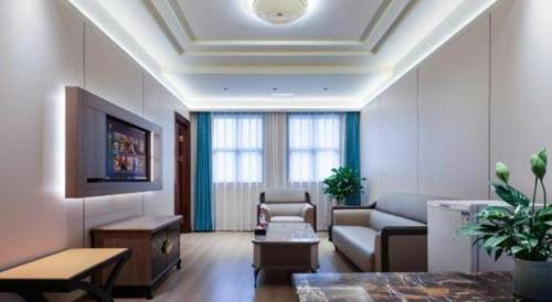 a living room with a couch and a table at Chengdu Haotian Guotai Hotel in Chengdu