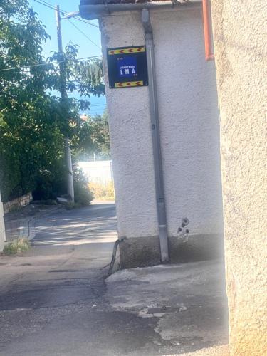 a clock on the side of a building at Studio i Apartman Ema in Rijeka