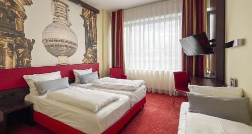 En eller flere senge i et værelse på Best Western Plus Plaza Berlin Kurfürstendamm