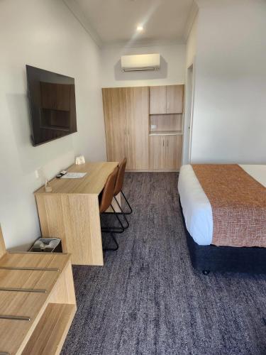 Una televisión o centro de entretenimiento en Econo Lodge Mildura