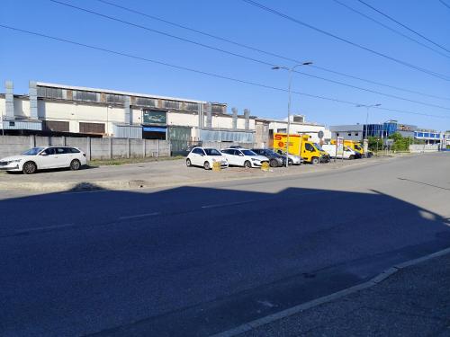 a group of cars parked in front of a building at Hotel Majestic in San Giuliano Milanese