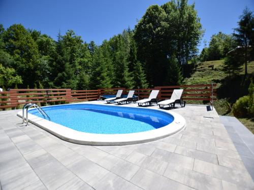 Bazén v ubytování Tranquil Holiday Home in Kvarner near Kupa River nebo v jeho okolí