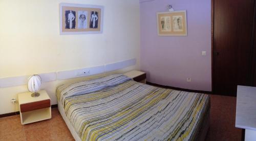 una piccola camera da letto con un letto e un comodino di Apartamento do Mar a Funchal