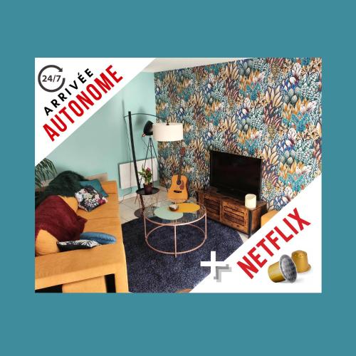 a living room with a couch and a tv at Superbe appart cosy, balcon, parking in Gaillac