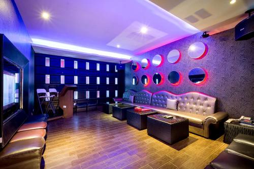 a bar with a couch and mirrors on the wall at Norway Forest Villa Motel in Taipei