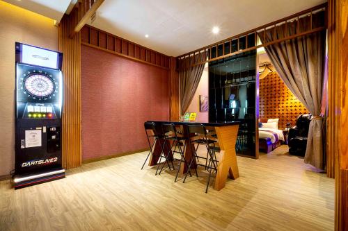 a room with a bar with chairs and a drink machine at Norway Forest Villa Motel in Taipei