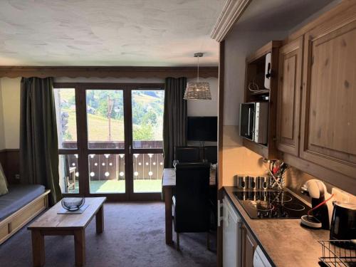 - une cuisine avec un canapé et une table dans une chambre dans l'établissement Résidence Valeriane - La Valériane 4 - Studio proche de la rue piétonne et piste de luge MAE-8144, à Valmorel