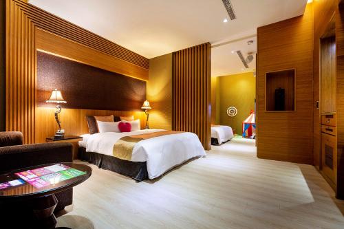 a hotel room with a large bed and a couch at Norway Forest Villa Motel in Taipei