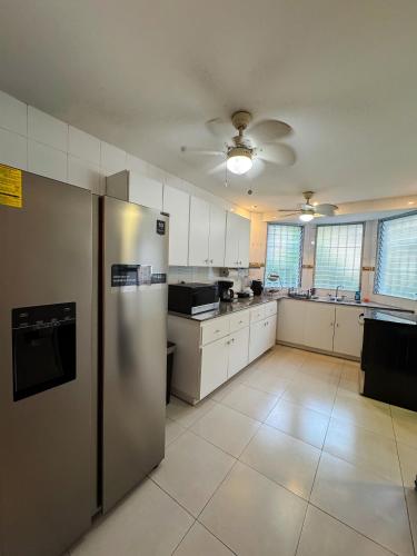 Una cocina grande con refrigerador y electrodomésticos. en 3BR Home in Ancon Hill - Urban Oasis, en Panamá