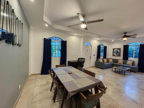 Zona de estar de 3BR Home in Ancon Hill - Urban Oasis