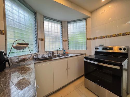 Una cocina o zona de cocina en 3BR Home in Ancon Hill - Urban Oasis