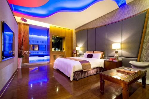 a hotel room with a bed and a table at Norway Forest Villa Motel in Taipei
