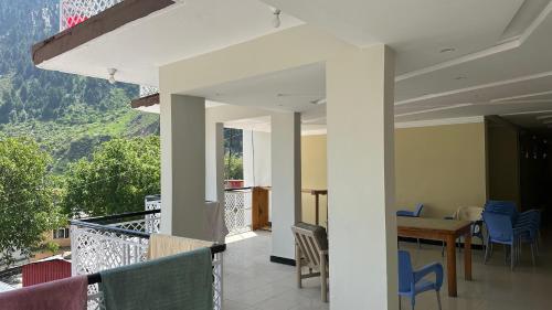 a room with a balcony with a table and chairs at Himaliya Inn Hotel & Restaurant in Mināwar
