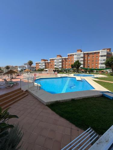 basen w parku z budynkami w tle w obiekcie SaltilloLoft w mieście Torremolinos