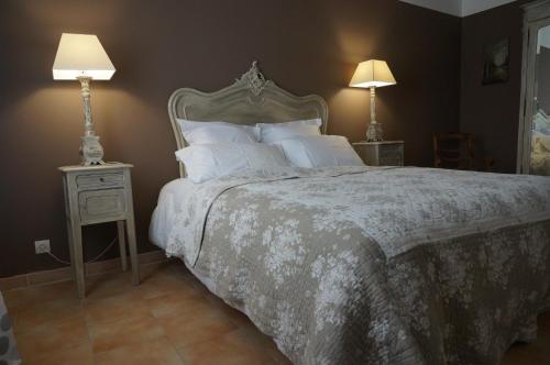 ヴェゾン・ラ・ロメーヌにあるGite : L'Art de Vivreのベッドルーム1室(大型ベッド1台、ナイトスタンド2台付)