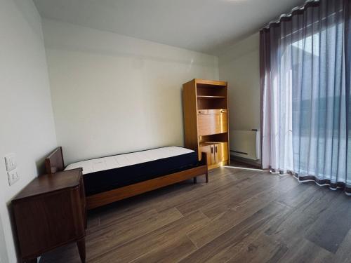 a small bedroom with a bed and a window at Residenza esclusiva appena costruita in Imola