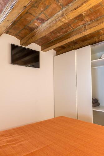 a room with white walls and a wooden ceiling at Radas in Barcelona
