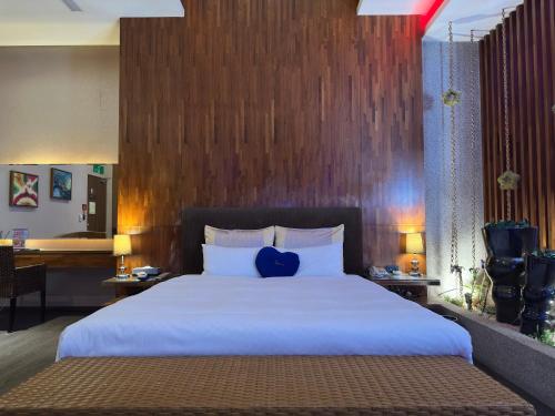 a bedroom with a bed with a blue heart on it at Norway Forest Villa Motel in Taipei