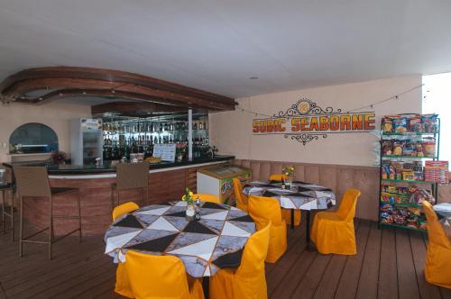 Restaurace v ubytování RedDoorz Plus @ Seaborne Hotel Subic Zambales