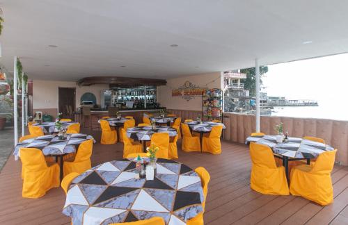 Restaurace v ubytování RedDoorz Plus @ Seaborne Hotel Subic Zambales