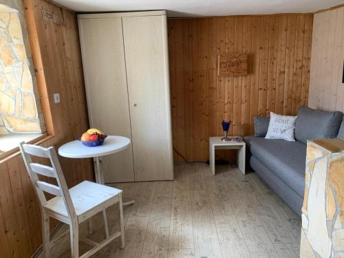 a living room with a couch and a table at Idyllisches Jurahäusle - Sauna&Whirlpool für 2-12 Personen in Treuchtlingen