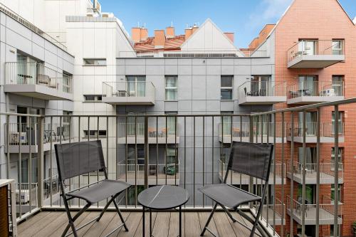 two chairs sitting on the balcony of a building at GRANO APARTMENTS Gdańsk Old Town SPA & Wellness - GRANO APARTMENTS Gdańsk Residence SPA & Wellness in Gdańsk