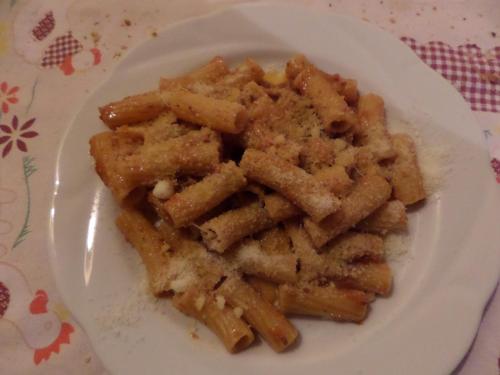 a white plate of pasta on a table at Agriturismo Le Vergare in Offagna