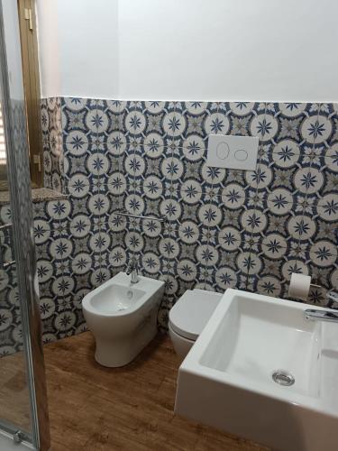 a bathroom with a toilet and a bidet and a sink at Terrazza sul corso in Aragona