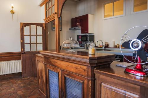 une cuisine avec un comptoir en bois dans une pièce dans l'établissement Terrasse d 'Aubonne, à Tournus