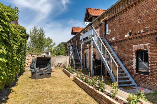 Taman di luar Ferienhaus 'Zum tänzelnden Pony'