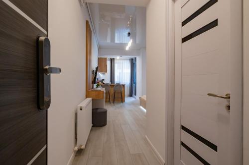een gang met een deur die naar een woonkamer leidt bij Sea Paradise Studio in Mamaia Nord – Năvodari