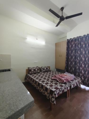 Una cama o camas en una habitación de LVMR MIDTOWN Pg